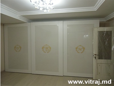Sliding doors wardrobes with decorative stained glass